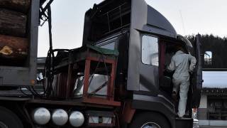 姫トレーラー　原木の一気降ろし　Amazing Unloading　Women Truck Drivers Вниз глоток древесного сырья