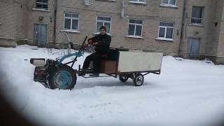 Мотоблок МТЗ чистит снег.