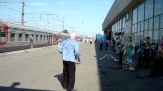 Дед классно танцует на перроне под "Белую розу печали"