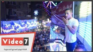 من أعلى عمارة.. محمد رمضان يشير بـ "نمبر وان" ويردون بـ "انزل"