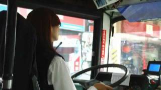 小女生開大公車_乘客讚歎