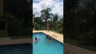 Desfile de biquíni na piscina do Léo.