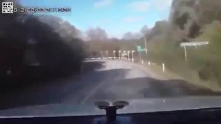 Пьяные дебилы упали на машине в реку! И плывут!