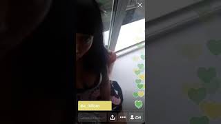 Девушка красуется своей грудью