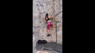 Amputada escalando sin pierna/Amputee climbing without leg