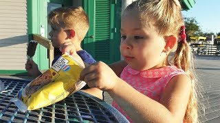 Vlog Едем в Парк Lakes Park Family fun We ride a huge bicycle and a locomotive