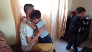 sorpresa de hermano menor al verlo a su hermano a los 2 años