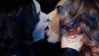 Alex Angel - Bitch Is Back. Лесби поцелуй в губы взасос с языком