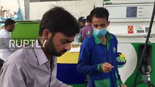 Pakistan: Lahore petrol stations stop selling fuel to the unvaccinated