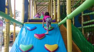Играем в парке, качели, карусели, горки. Playing in the park, swings,  roundabout, attractions