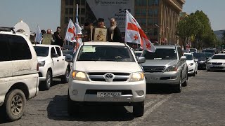 В День святости семьи священники объехали Тбилиси на машинах - видео