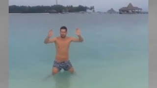 Коноплянка устроил стриптиз-шоу на пляже | Yevhen Konoplyanka has arranged a Striptease on the beach
