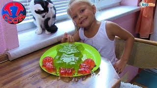 Ярослава готовит разноцветное ЖЕЛЕ - КОТЕНОК Видео для детей