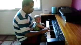 Pierre e vo Re tocando