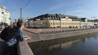 Васильевский спуск. Туристический автобус. Москва-река. Кремлёвская набережная. Большая Ордынка