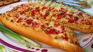 Запечённый багет с колбасой и помидорами