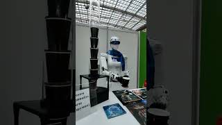 #Робот выдает #кофе на выставке #ММКЯ #robot #video #popular #russia #subscribe
