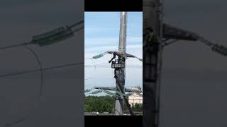 Электрик устроил подтягивание на высоковольтных проводах ЛЭП в Серпухове