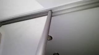 Раздвижные двери купе в коридоре с зеркалом на рельсах