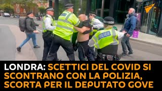Londra: scettici del Covid si scontrano con la polizia, scorta per il deputato Gove