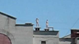 Naked girls dancing on the roof (Голые девченки на крыше)