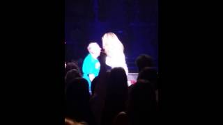 06.24.15 Shania Twain interacts w/ Toronto fan: Kiss Me, I'm 83