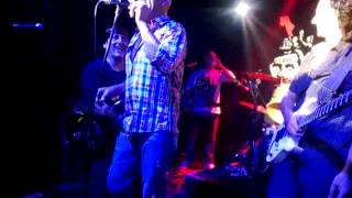 Alberto Oliva haciendo de la suyas con Mala Sangre en Casa Rock