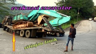 EVAKUASI EXCAVATOR DI SITINJAU LAUIK