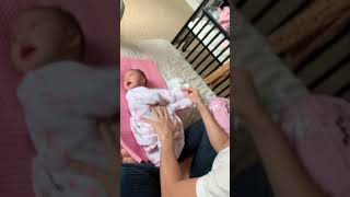 Hari ni abah pulak pakaikan pampers Raudhah ?