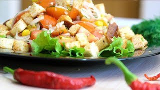 Салат из помидор с кукурузой и домашними сухариками
