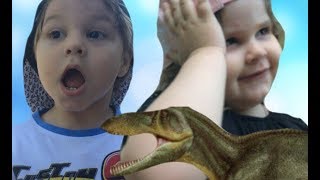 Убегаем от большого динозавра Running away from a large dinosaur
