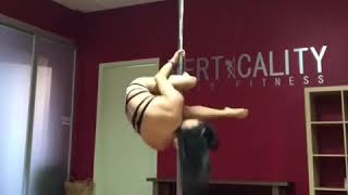 Pole Dance. Комбинация с переворотами на пилоне.