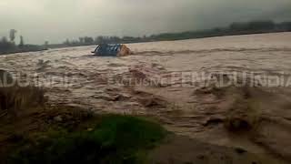 पानी के तेज बहाव में 4 लोगों के साथ बह गया ऑयल टैंकर