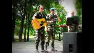 Камуфляж, тельняшка, голубой берет... За ВДВ
