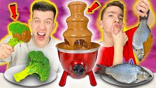 ТОПИМ ХРАНИ В ШОКОЛАДОВ ФОНТАН CHALLENGE | УЖАСНИ КОМБИНАЦИИ!