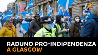 "Boris Johnson dovrebbe essere in prigione", raduno pro-indipendenza a Glasgow