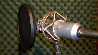 microfone condensador arcano com cápsula AKG C4000