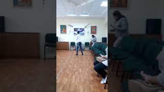 Пацан играет в бокс в Xbox 360 и он сделал удар в пацана