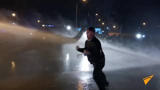 როგორ გამოიყენა პოლიციამ წყლის ჭავლი ცესკოს შენობასთან მომიტინგეების წინააღმდეგ - ვიდეო