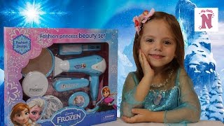 Открываем набор Холодное Сердце FROZEN Делаем прически кукле Princess Elsa Disney