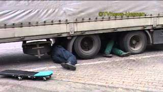 Polizei legt Seelenverkäufer still: Anhänger eines polnischen Lastzuges fuhr nur auf drei Rädern