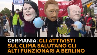 #Germania: gli attivisti sul #clima salutano gli alti funzionari a #Berlino