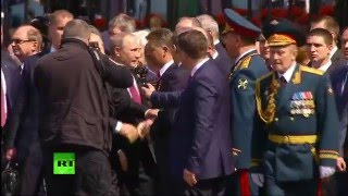 Владимир Путин возлагает цветы к Могиле Неизвестного Солдата
