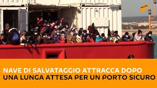 Pozzallo, nave di salvataggio attracca dopo una lunga attesa per un porto sicuro