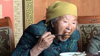 【农村阿凯】第一次来这么高级的饭店，奶奶吃的真爽
