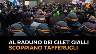 Parigi: al raduno dei gilet gialli scoppiano tafferugli