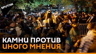 Град камней обрушился на журналистов и акцию у парламента Грузии