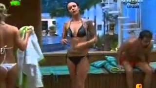 BBG evinde duşa giren bikinili kızlar