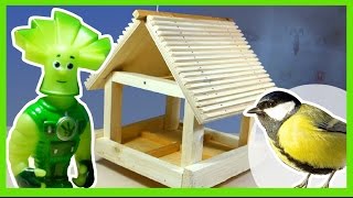 Фиксики делают кормушку для птиц. Fixiki make a bird-feeder.