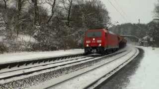 Güterzüge und Personenzüge im Winter